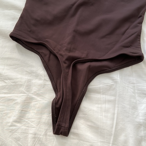 Aritzia Contour V-Neck Bodysuit - Picture 2 of 3